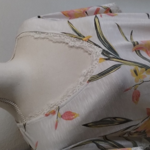 Torrid v neck tee classic fit 2X Feather Soft Slub Lace Trim Floral size 2 - Picture 5 of 10